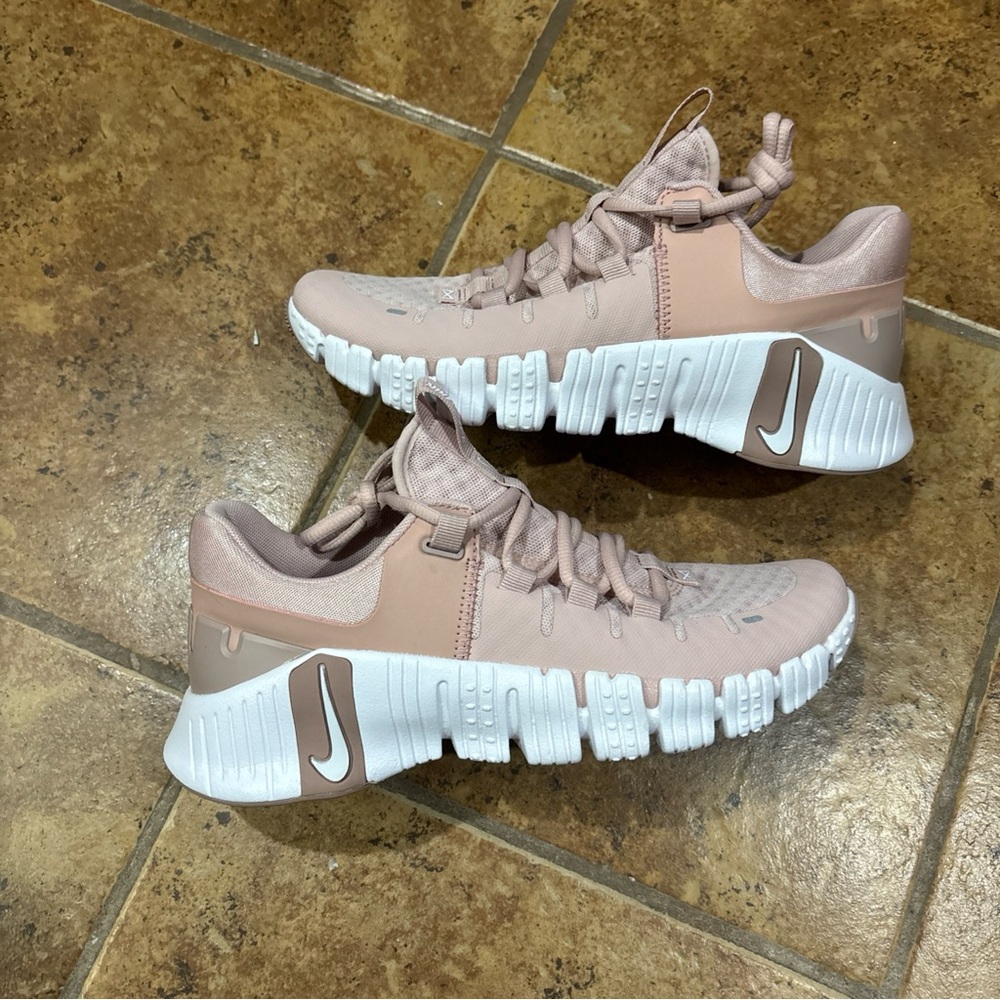 Nike free metcon 5 women’s size 8.5 in pink Oxford and white